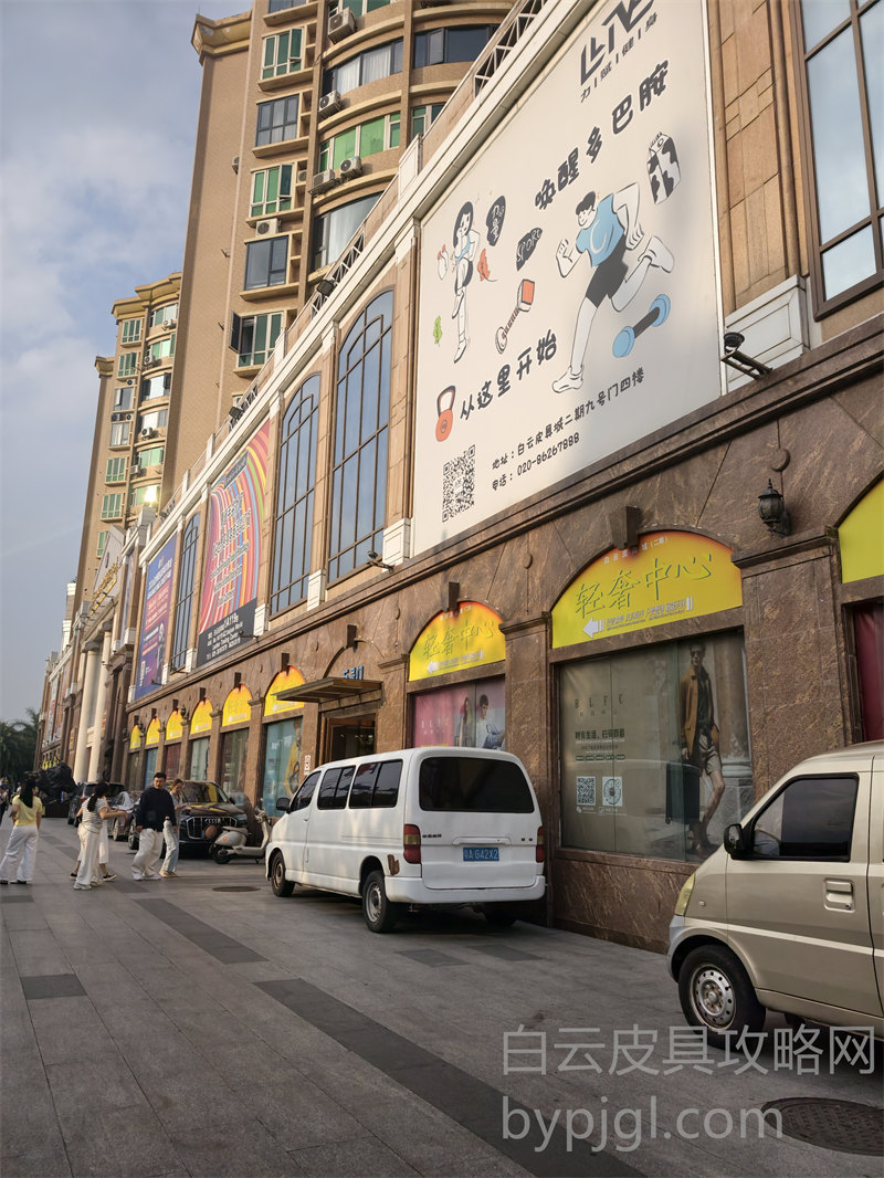 白云皮具四楼轻奢箱包店铺内部实拍
