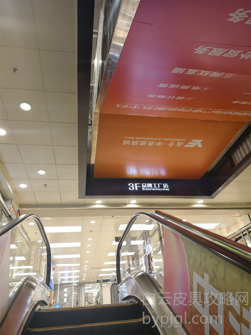 白云皮具城档口橱窗箱包展示实拍