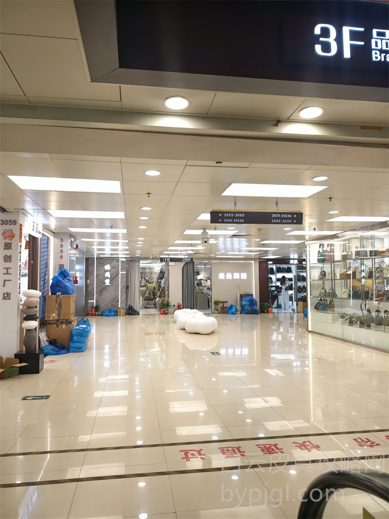 白云皮具城内街巷两侧档口实拍