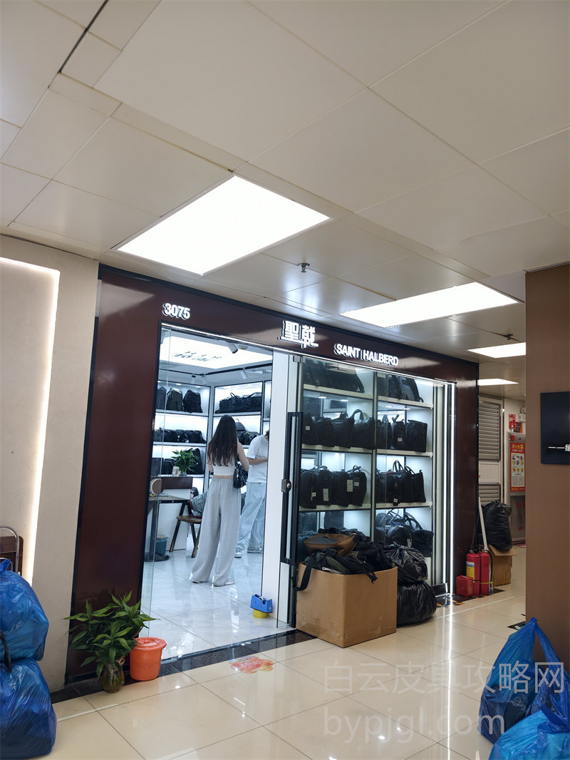 白云皮具市场负一层商铺实景照片