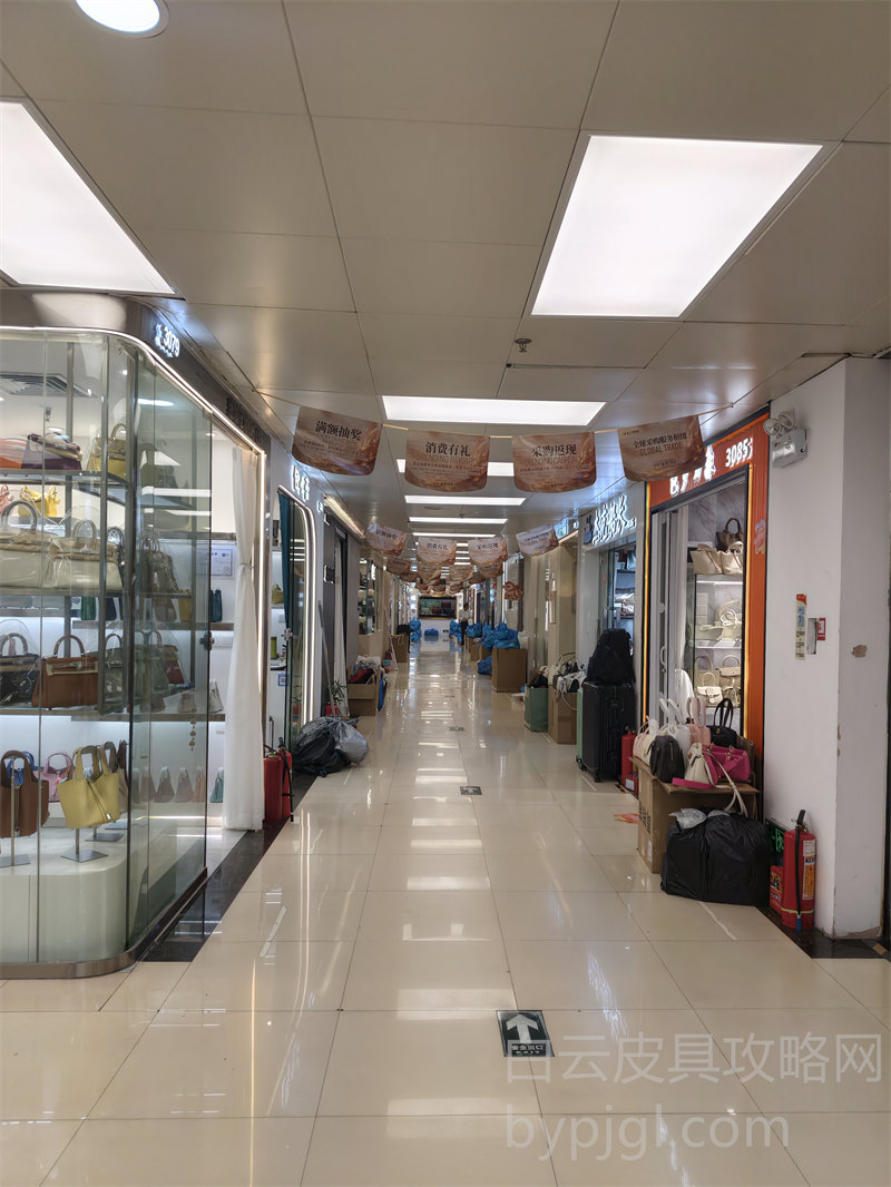 白云皮具城沿街店铺门头近距离实拍
