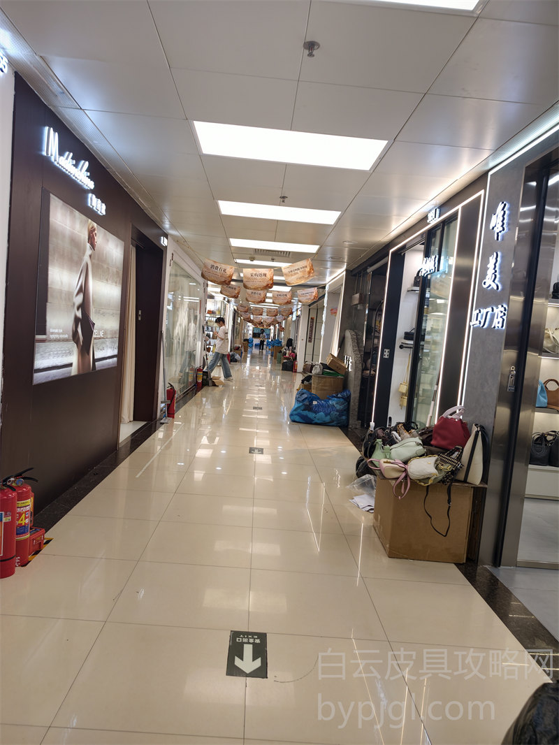 白云皮具市场过道来往客流实拍