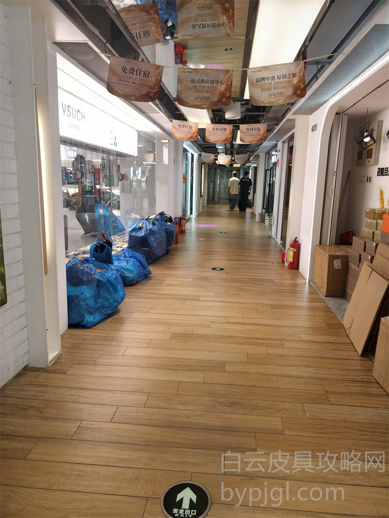 白云皮具城停车场入口外景实拍