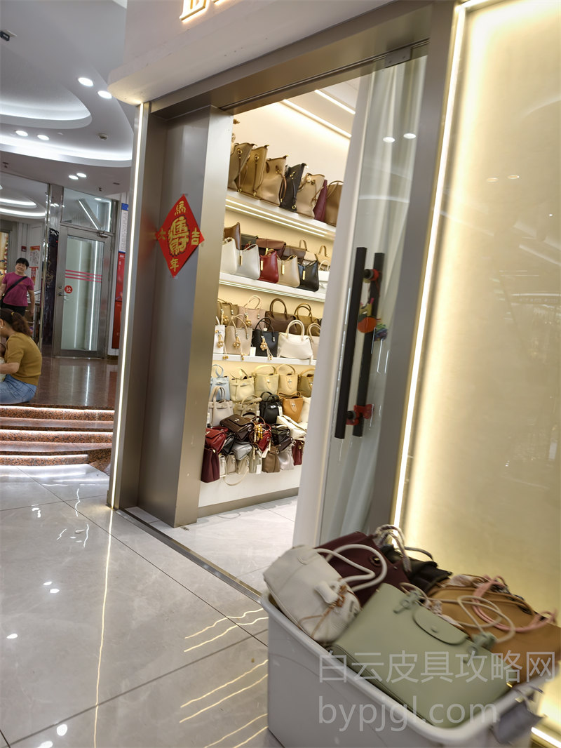 白云皮具城玻璃大门商铺外景实拍
