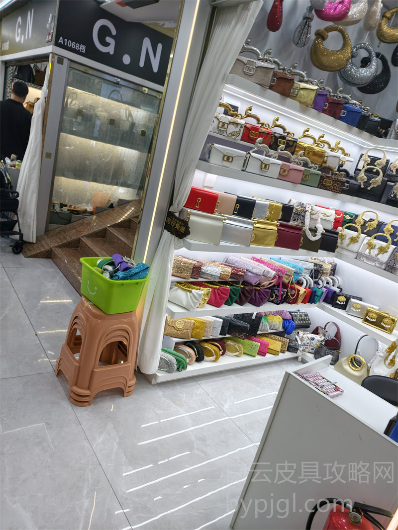 白云皮具市场楼层导视牌实拍