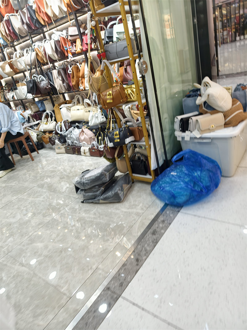 白云皮具城商城之间连廊实拍