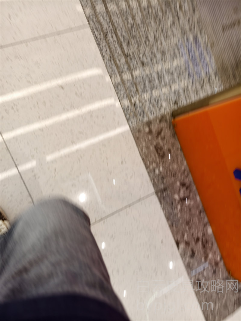 白云皮具城手提包档口样品实拍场景