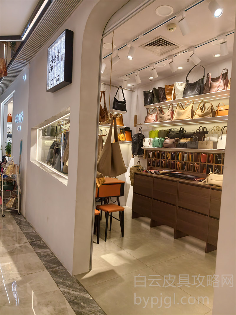 白云皮具城三楼档口店内实拍照片