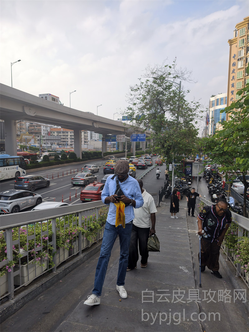 白云皮具城过道空旷场景实拍
